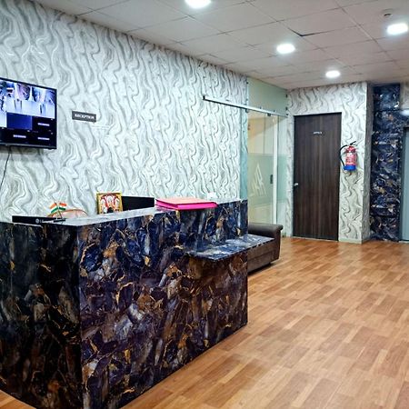 Hotel Gokul Solitaire, Surat Bhatha Extérieur photo