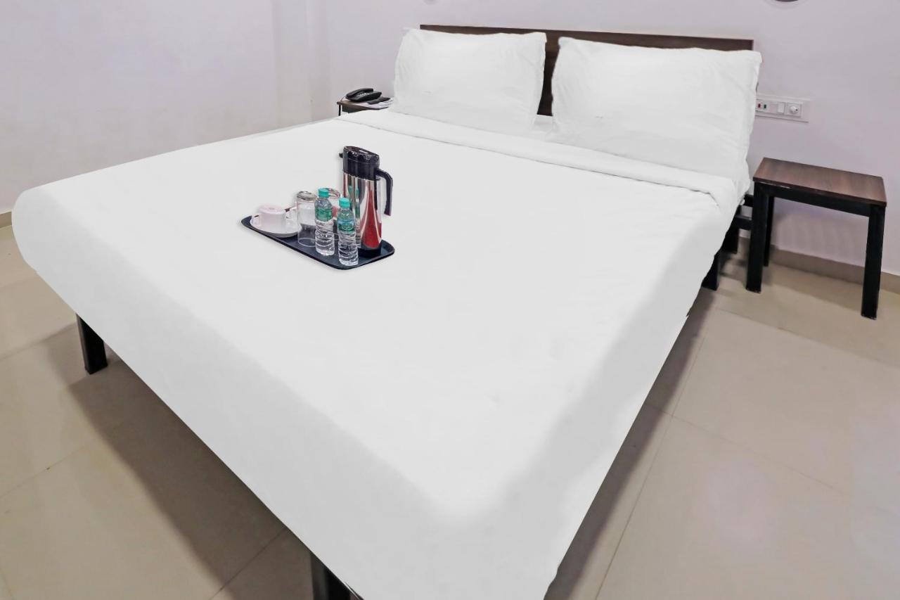 Hotel Gokul Solitaire, Surat Bhatha Extérieur photo