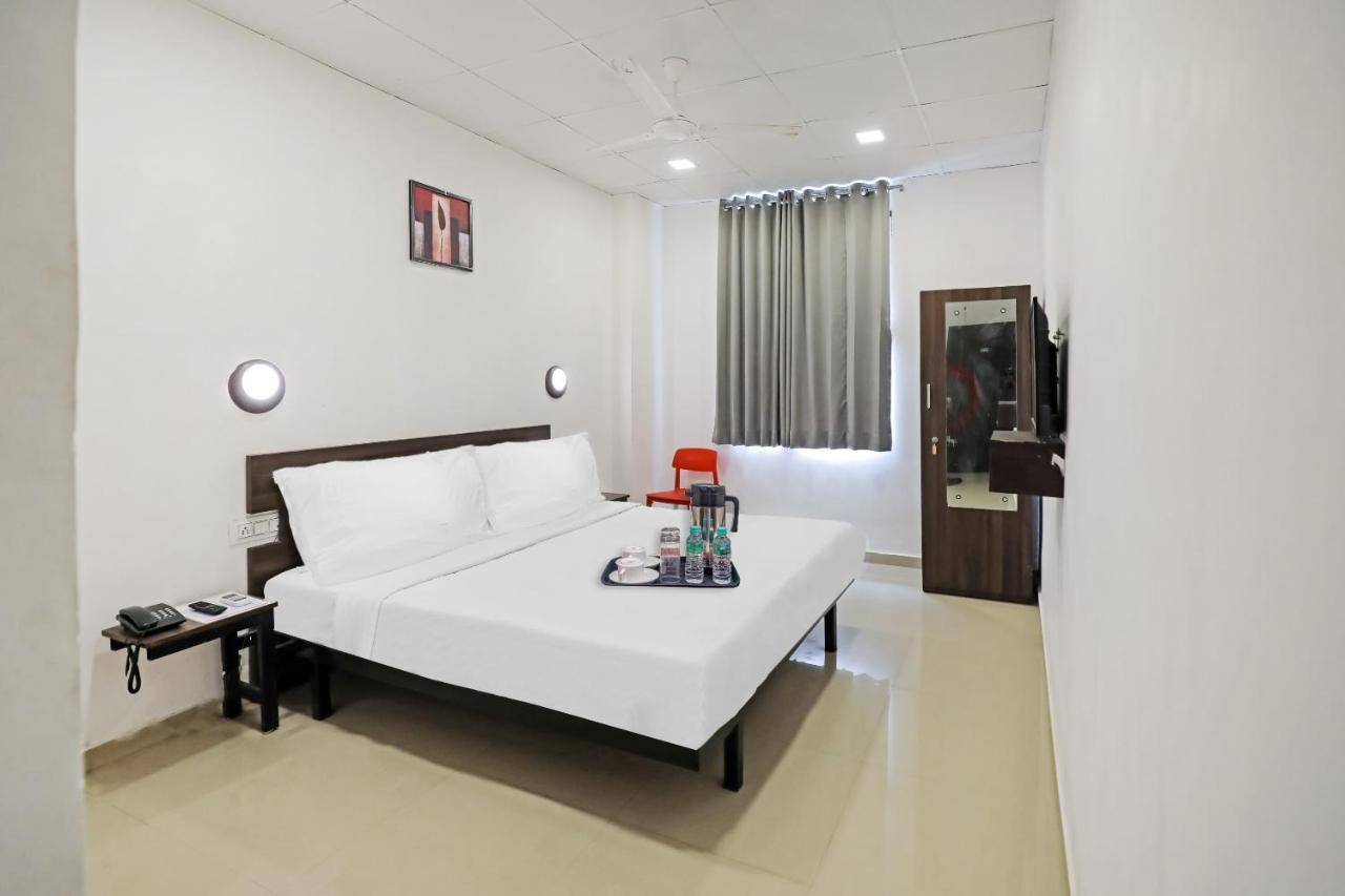 Hotel Gokul Solitaire, Surat Bhatha Extérieur photo