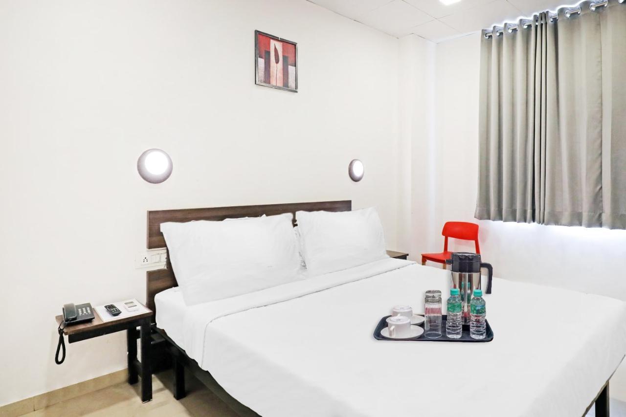 Hotel Gokul Solitaire, Surat Bhatha Extérieur photo