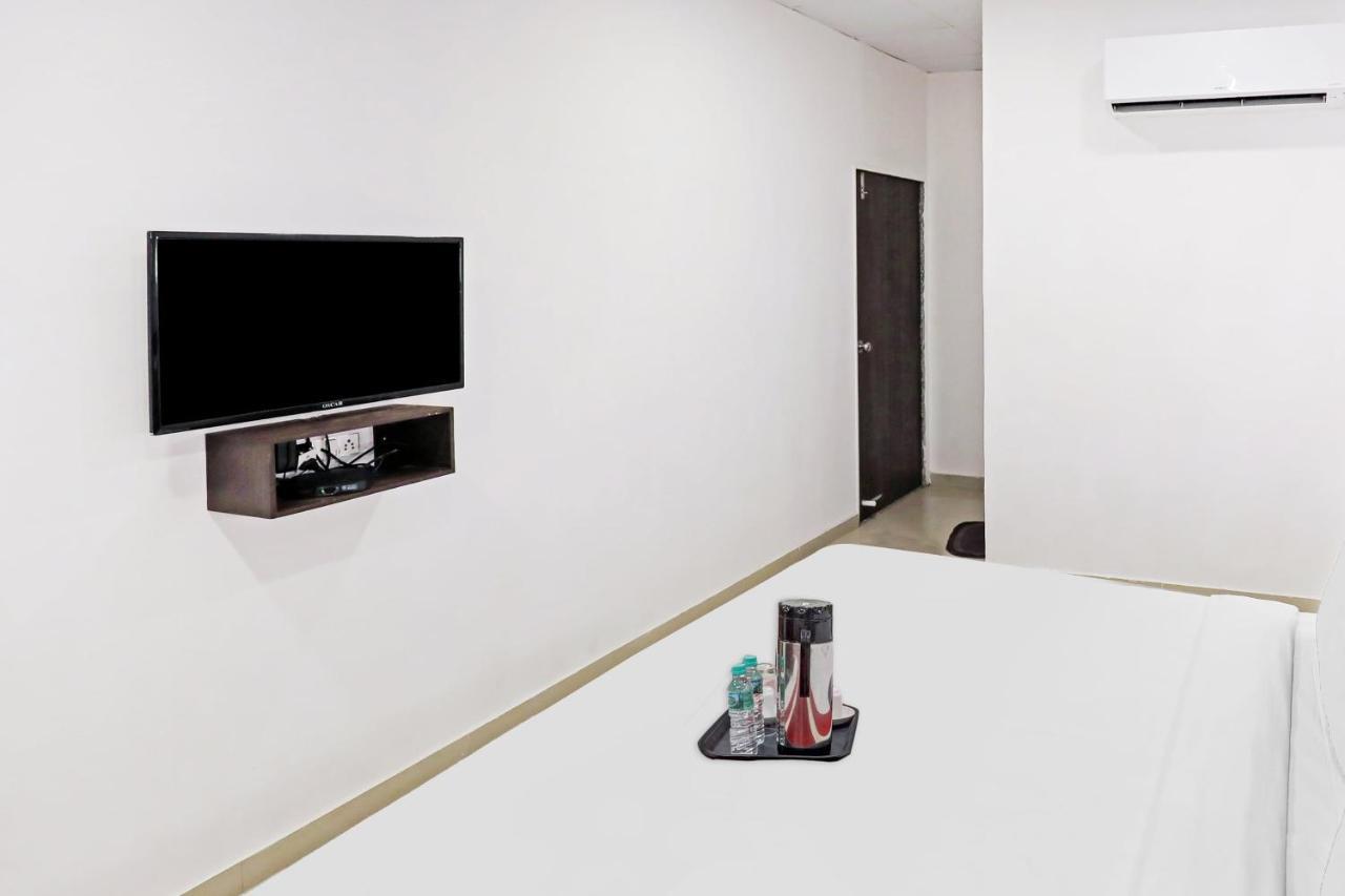 Hotel Gokul Solitaire, Surat Bhatha Extérieur photo