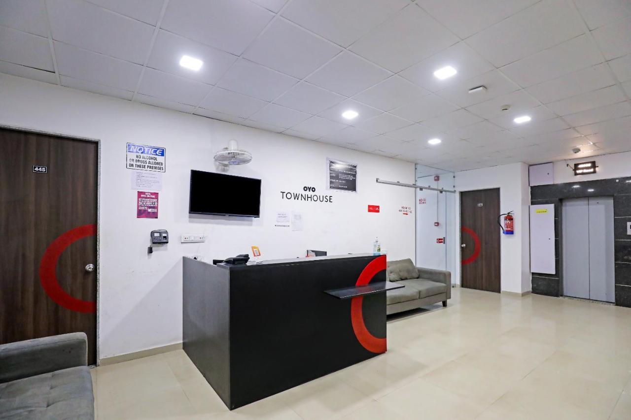 Hotel Gokul Solitaire, Surat Bhatha Extérieur photo