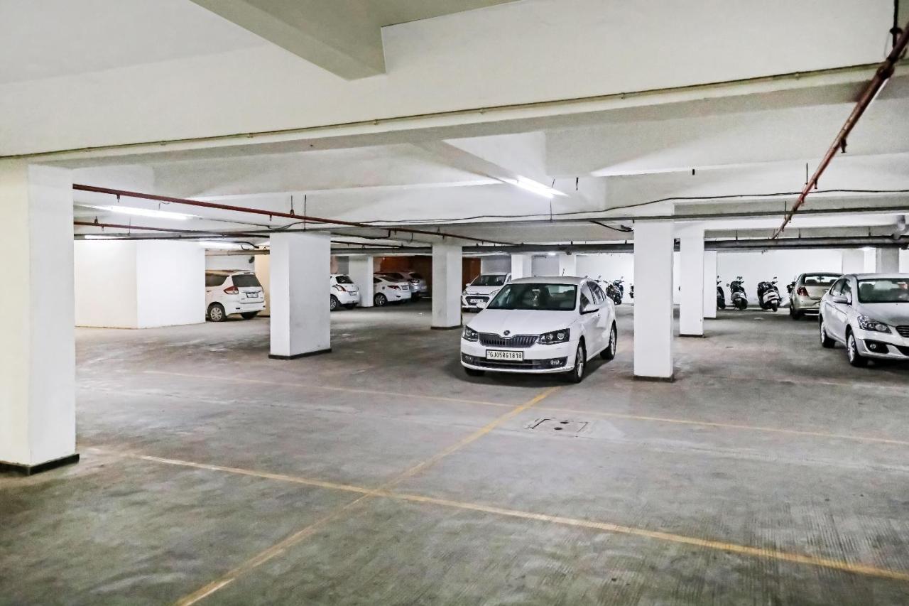 Hotel Gokul Solitaire, Surat Bhatha Extérieur photo