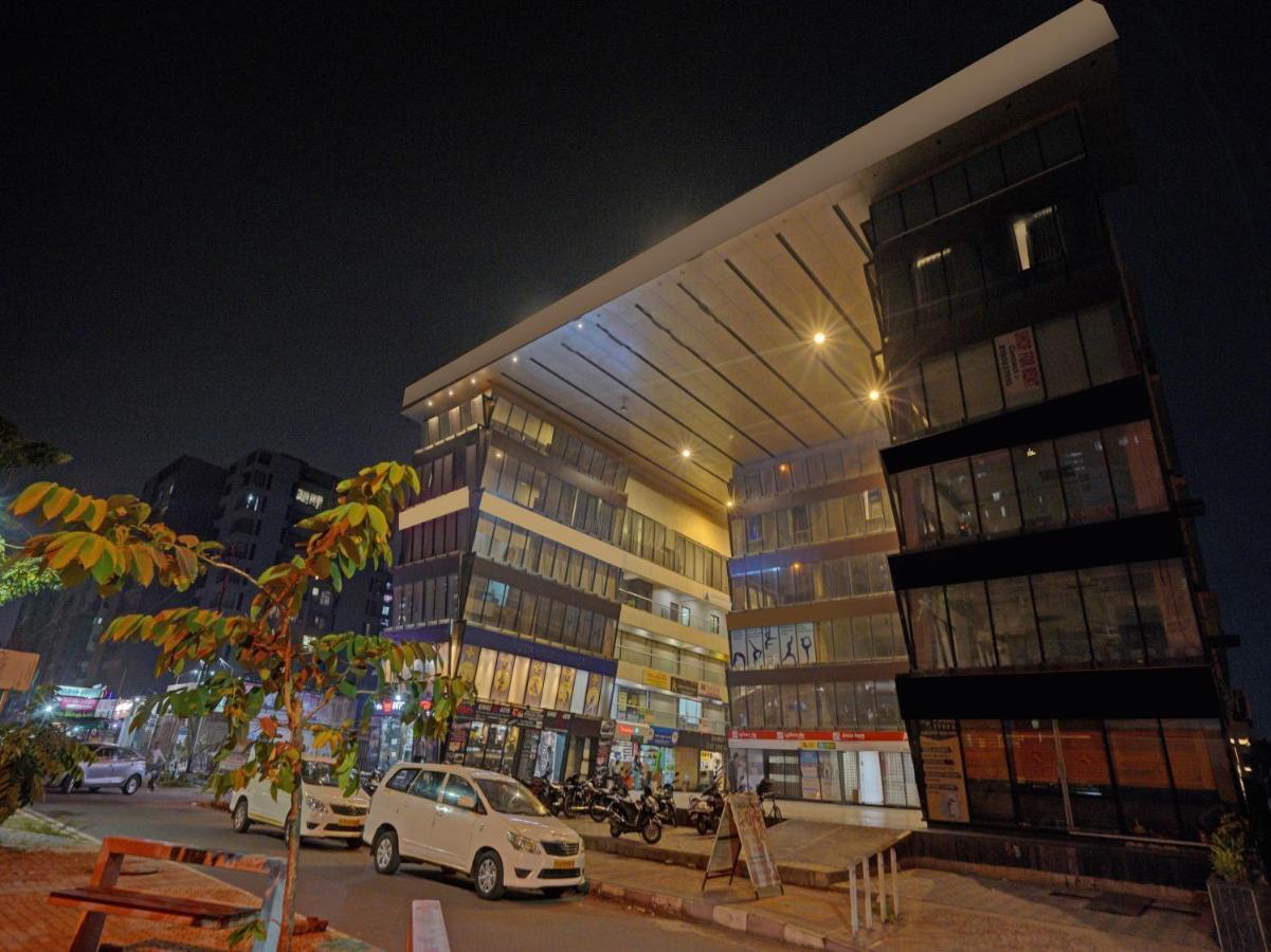 Hotel Gokul Solitaire, Surat Bhatha Extérieur photo