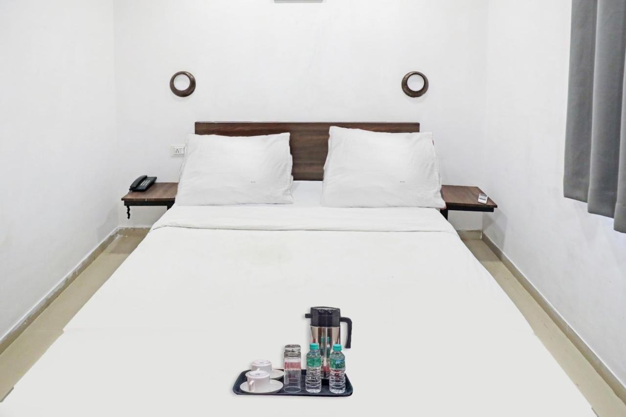 Hotel Gokul Solitaire, Surat Bhatha Extérieur photo