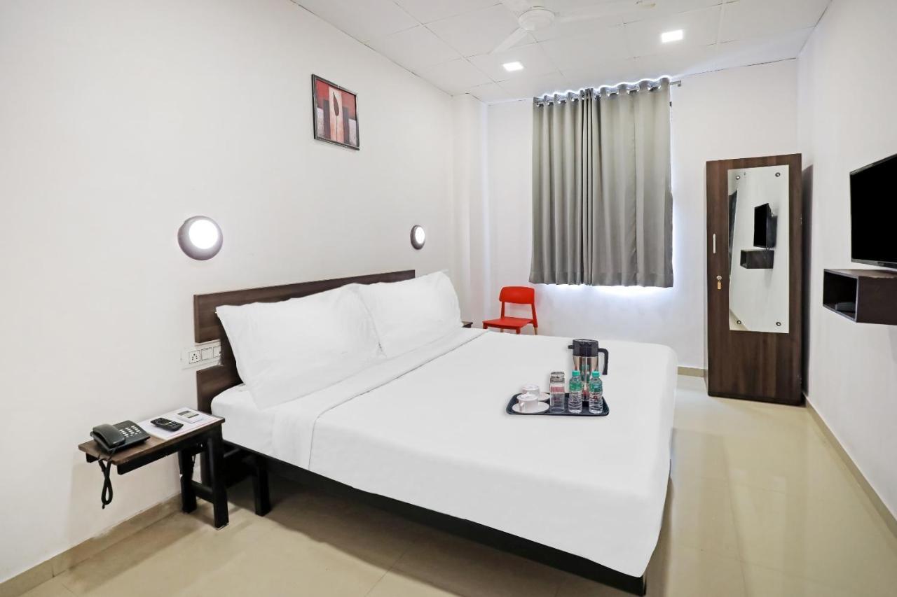 Hotel Gokul Solitaire, Surat Bhatha Extérieur photo