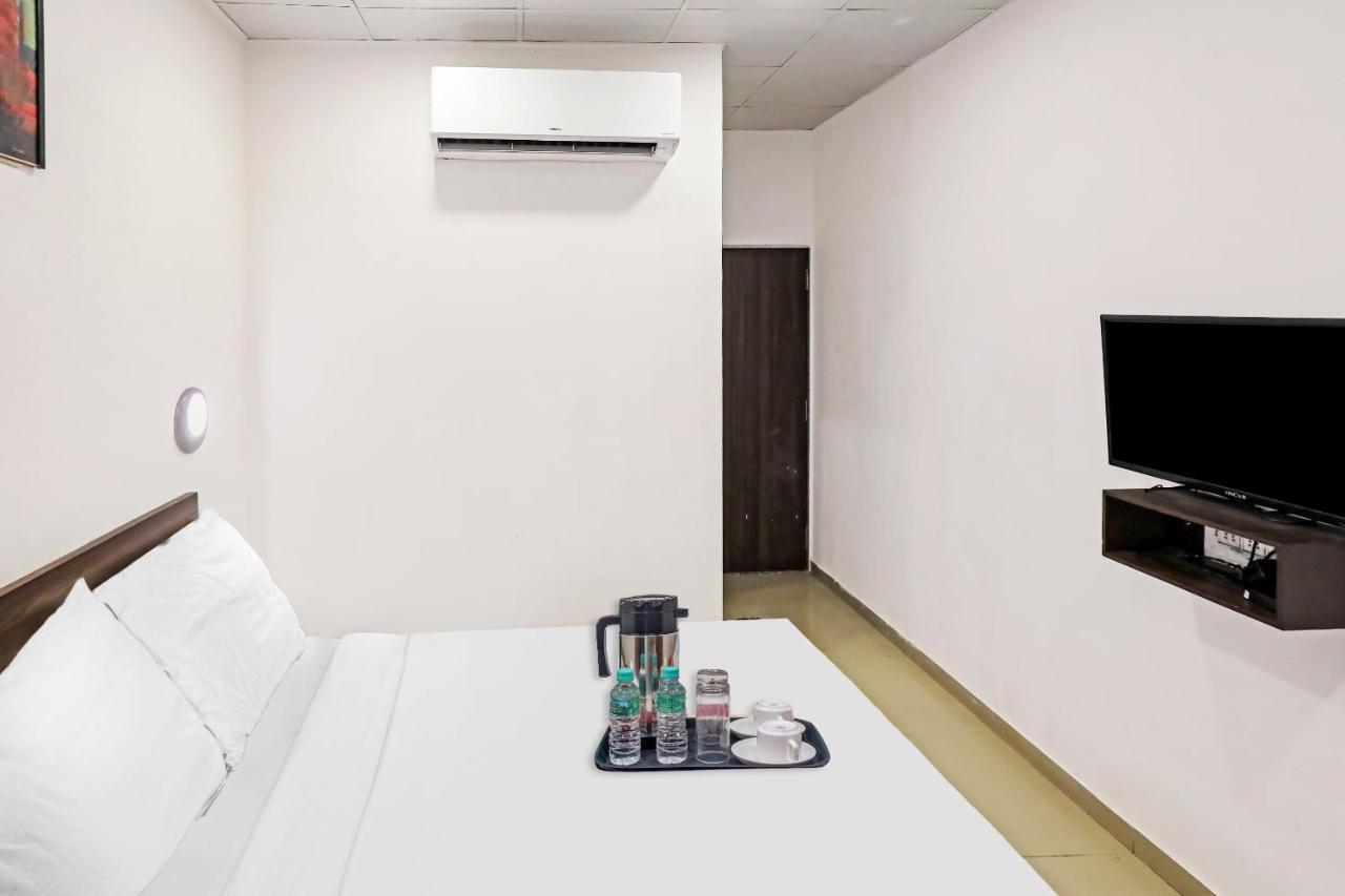 Hotel Gokul Solitaire, Surat Bhatha Extérieur photo