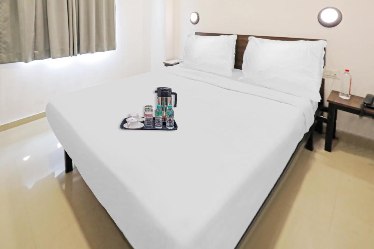 Hotel Gokul Solitaire, Surat Bhatha Extérieur photo