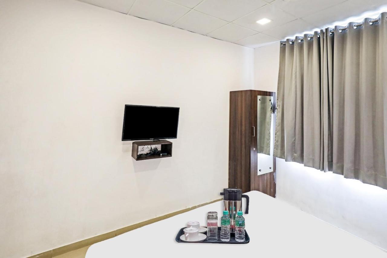 Hotel Gokul Solitaire, Surat Bhatha Extérieur photo