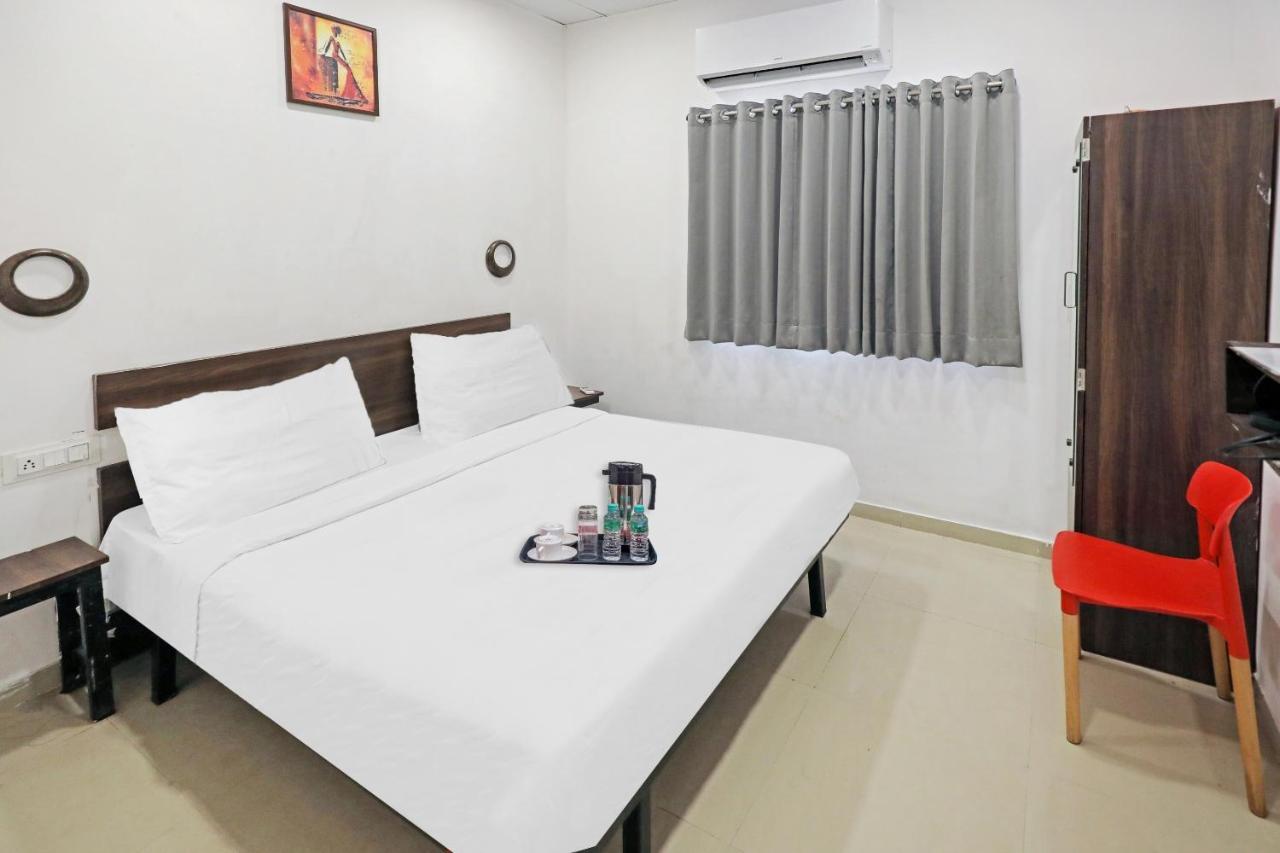 Hotel Gokul Solitaire, Surat Bhatha Extérieur photo