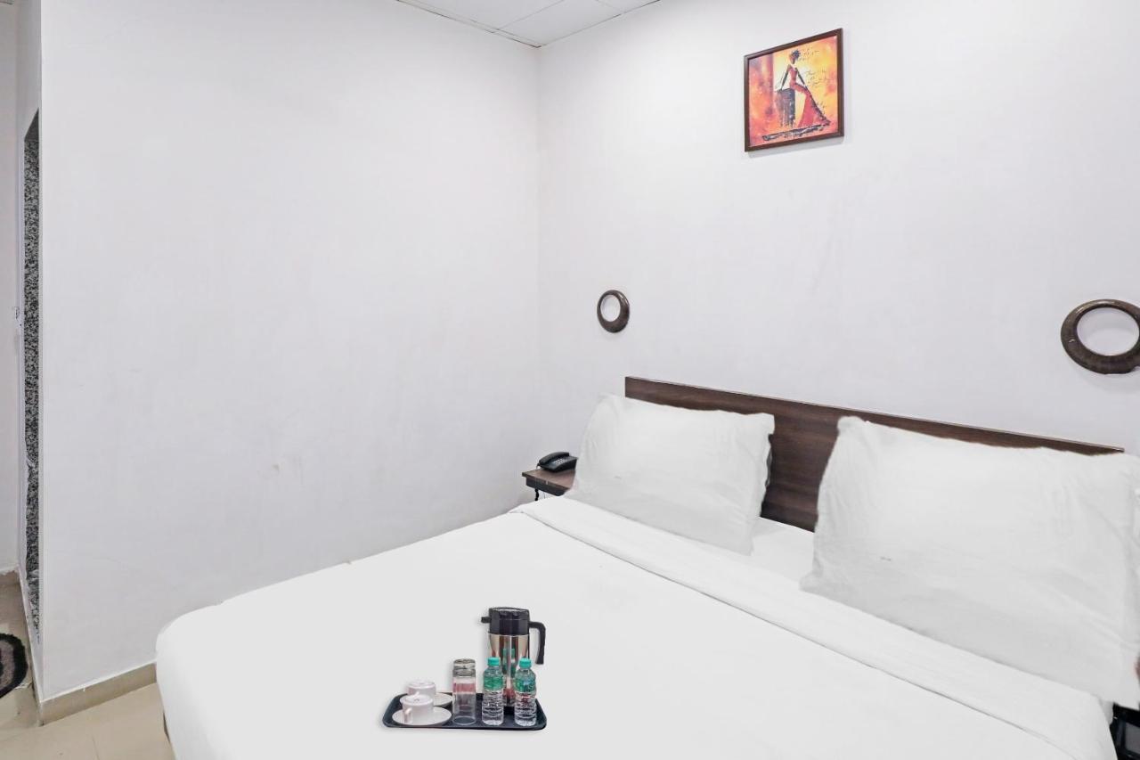 Hotel Gokul Solitaire, Surat Bhatha Extérieur photo