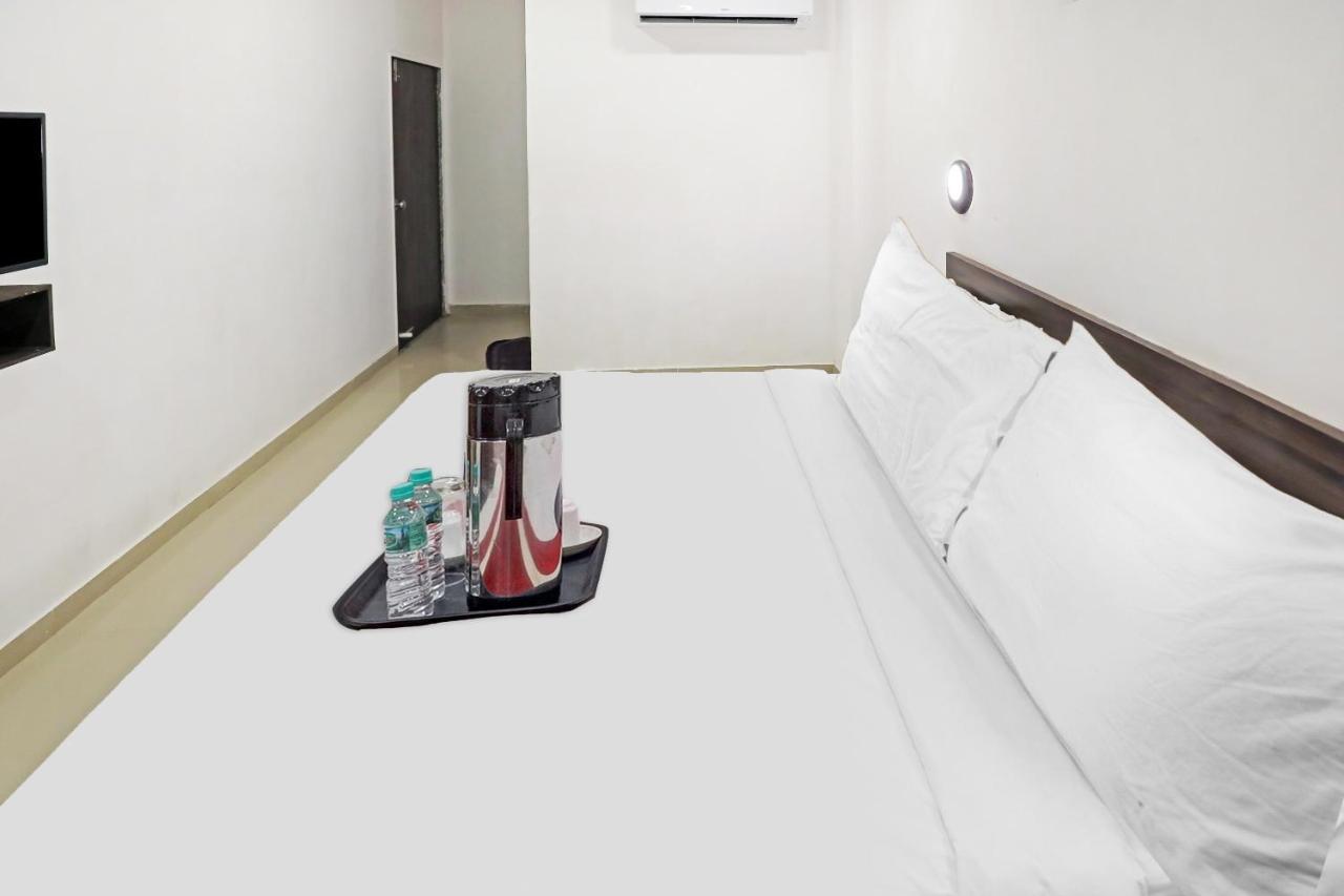 Hotel Gokul Solitaire, Surat Bhatha Extérieur photo