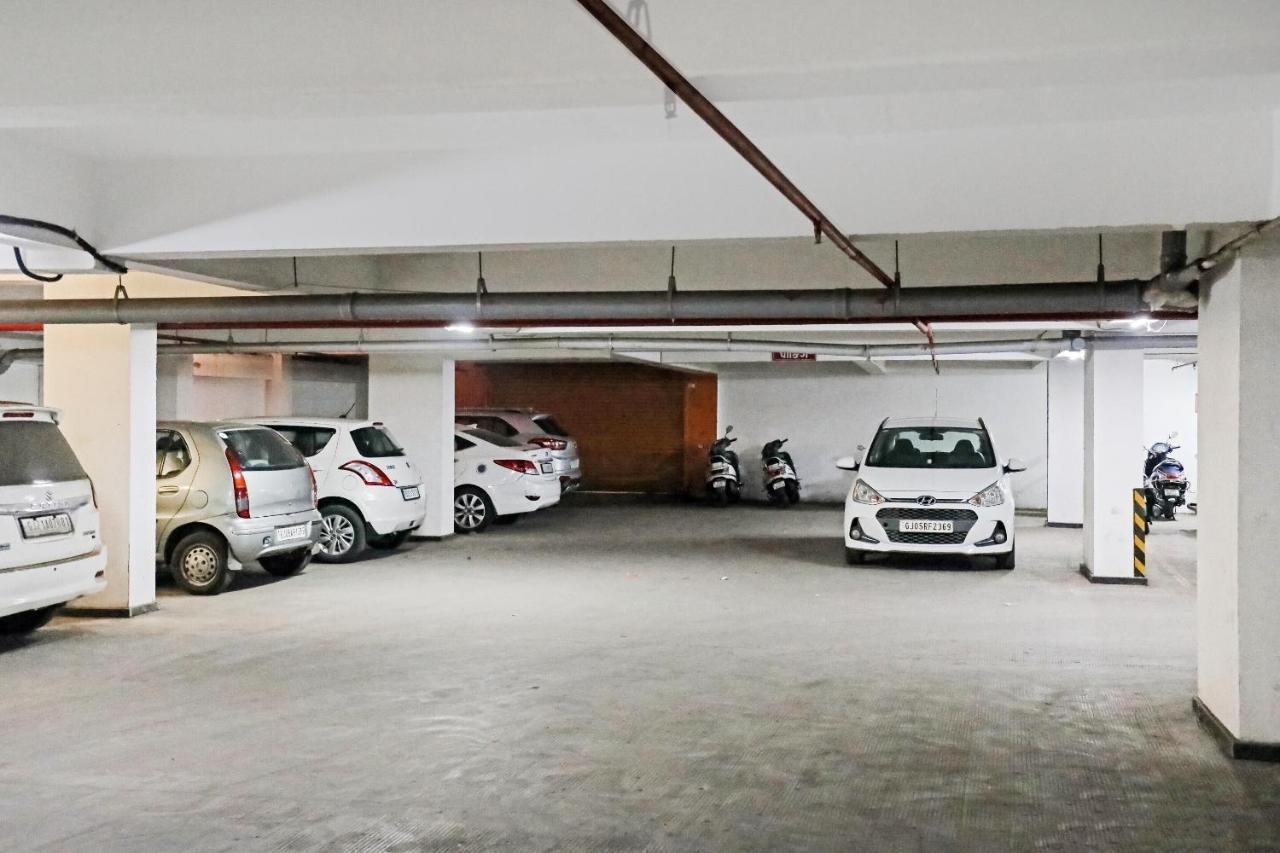 Hotel Gokul Solitaire, Surat Bhatha Extérieur photo