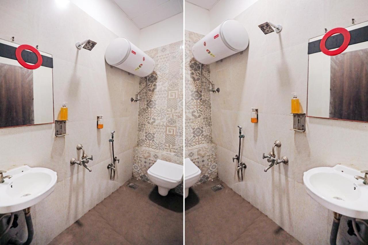 Hotel Gokul Solitaire, Surat Bhatha Extérieur photo