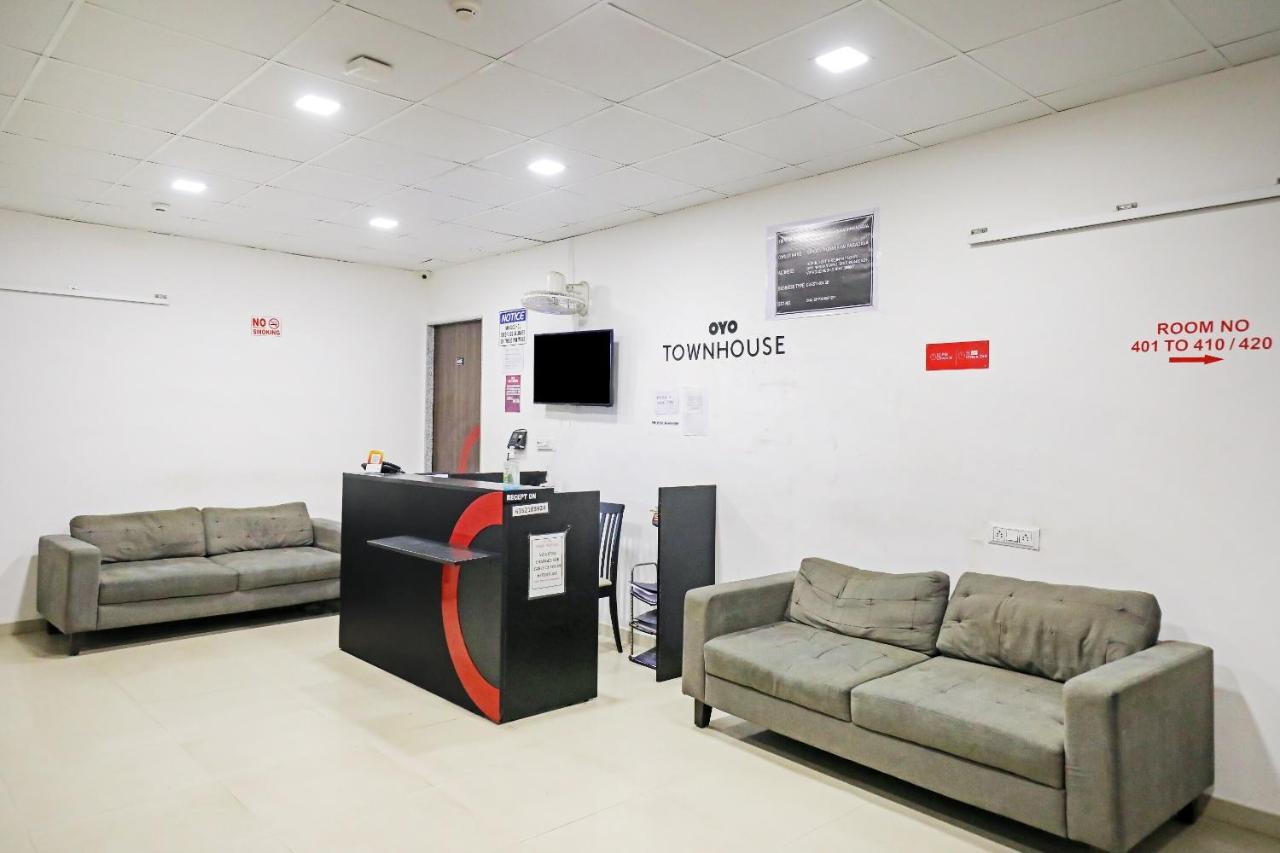 Hotel Gokul Solitaire, Surat Bhatha Extérieur photo