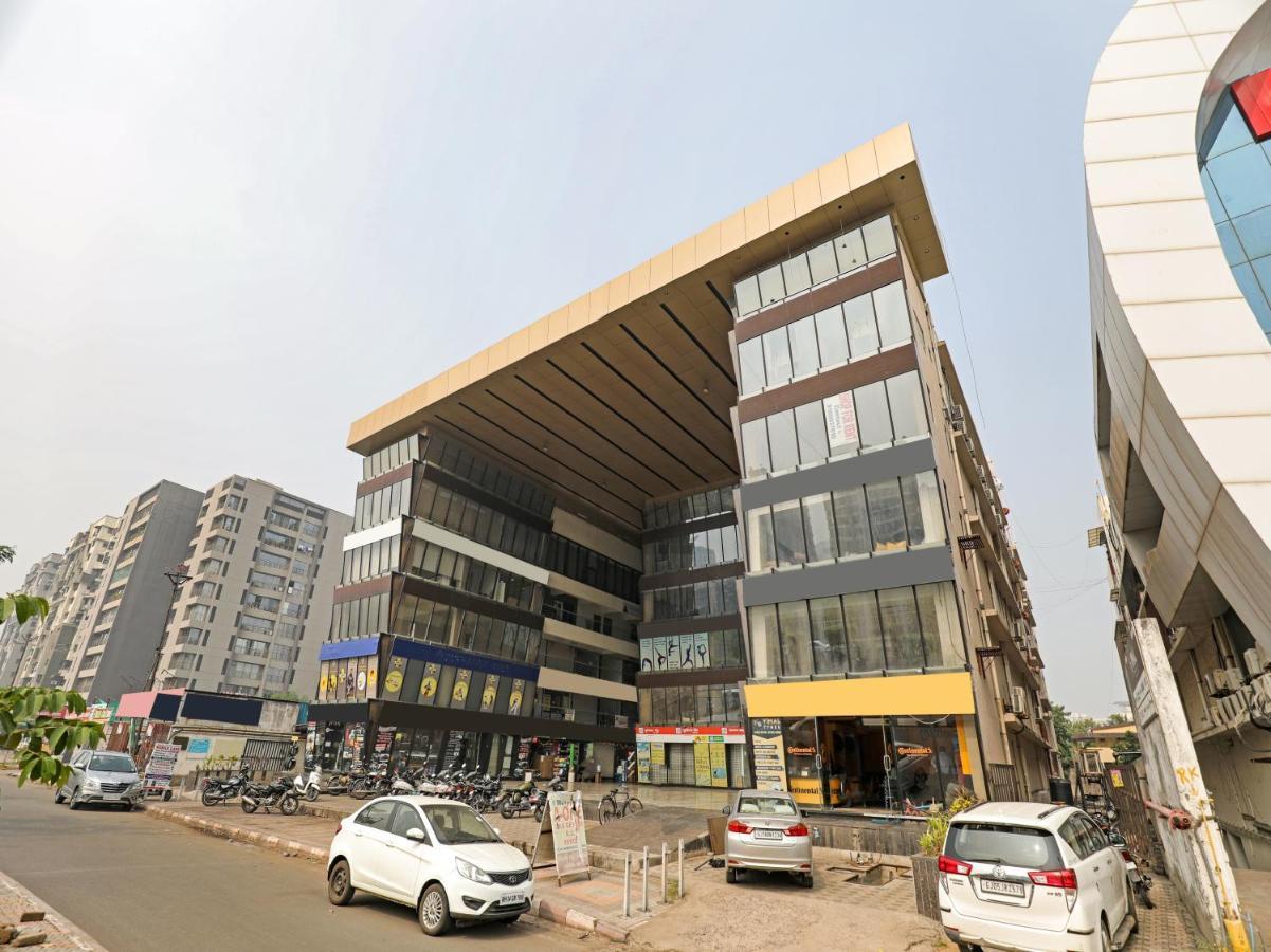 Hotel Gokul Solitaire, Surat Bhatha Extérieur photo