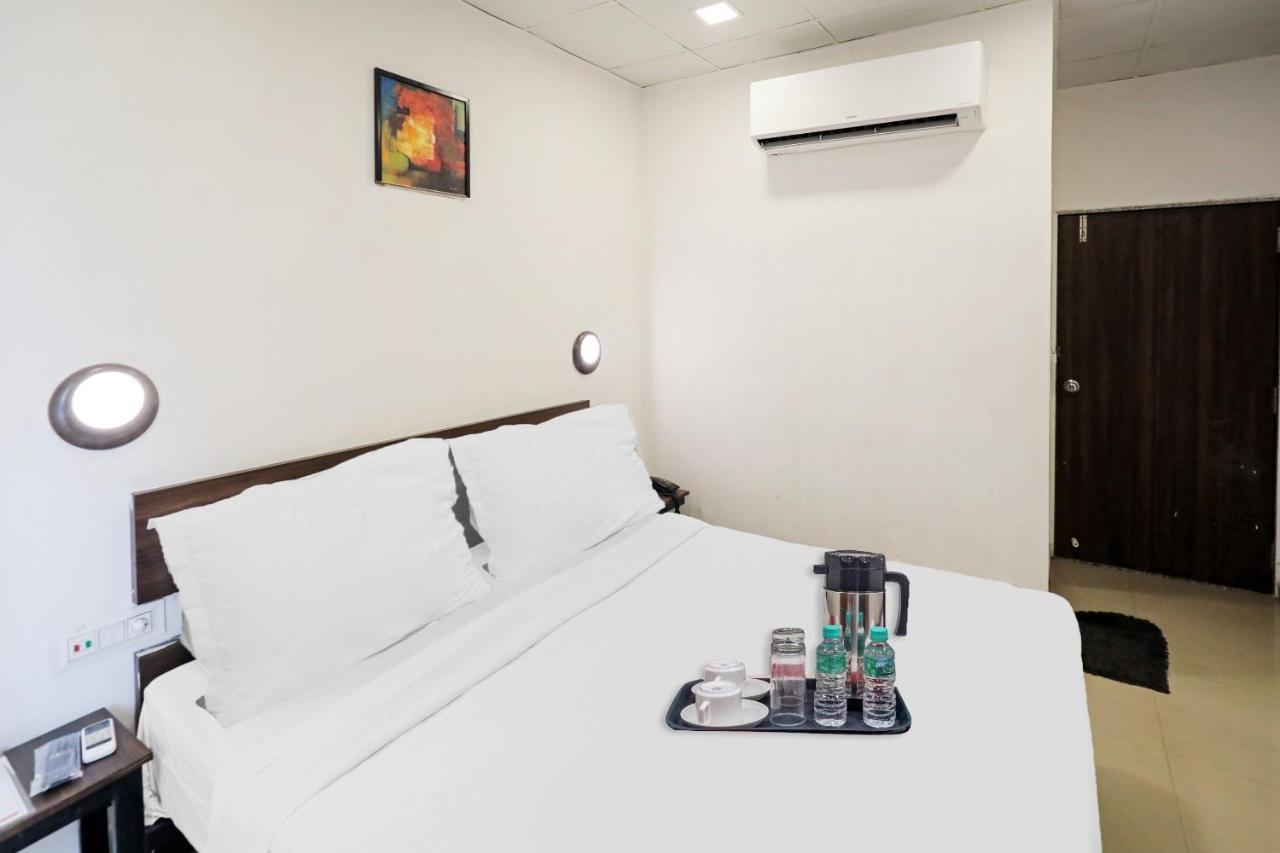 Hotel Gokul Solitaire, Surat Bhatha Extérieur photo
