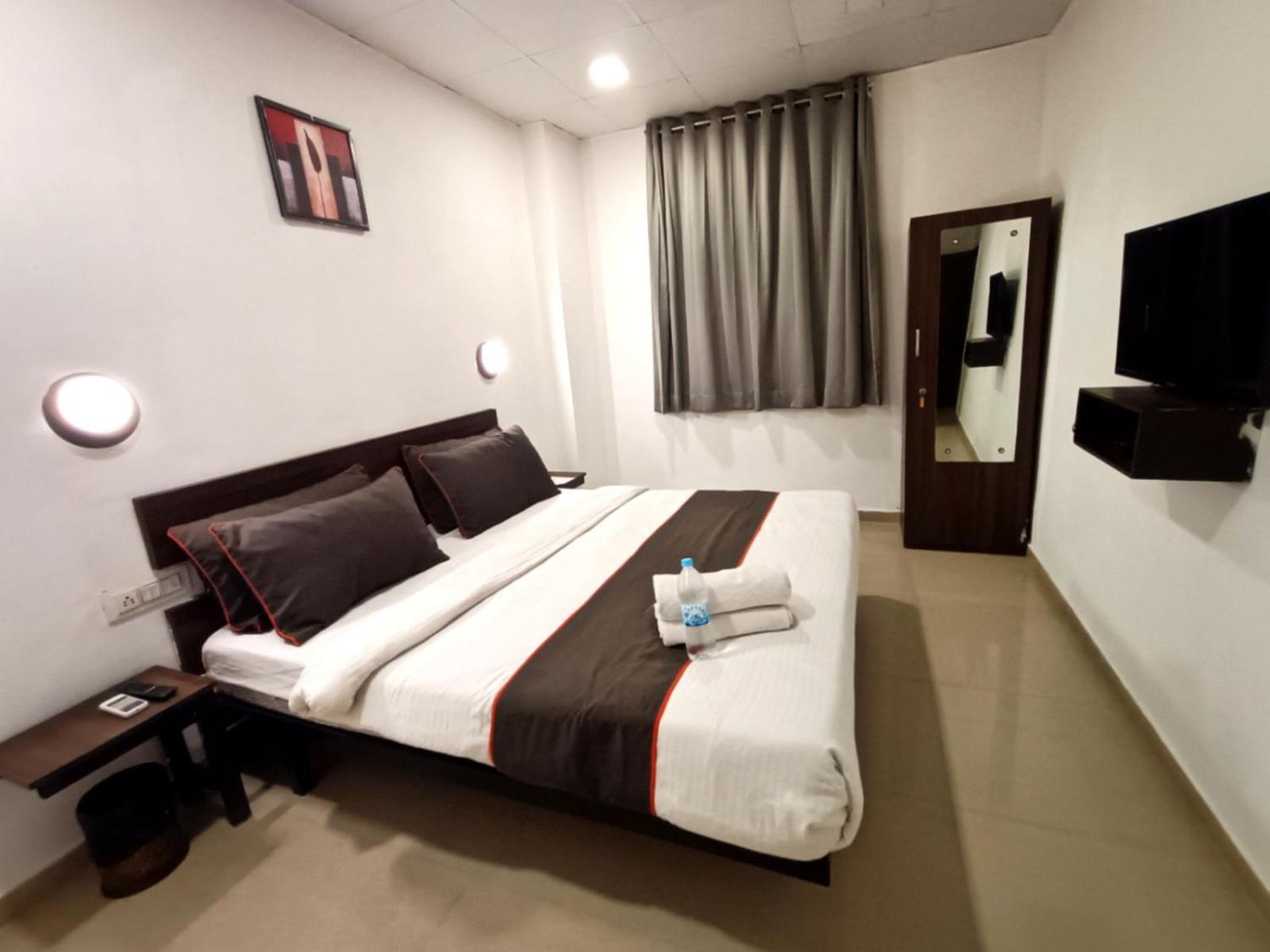 Hotel Gokul Solitaire, Surat Bhatha Extérieur photo