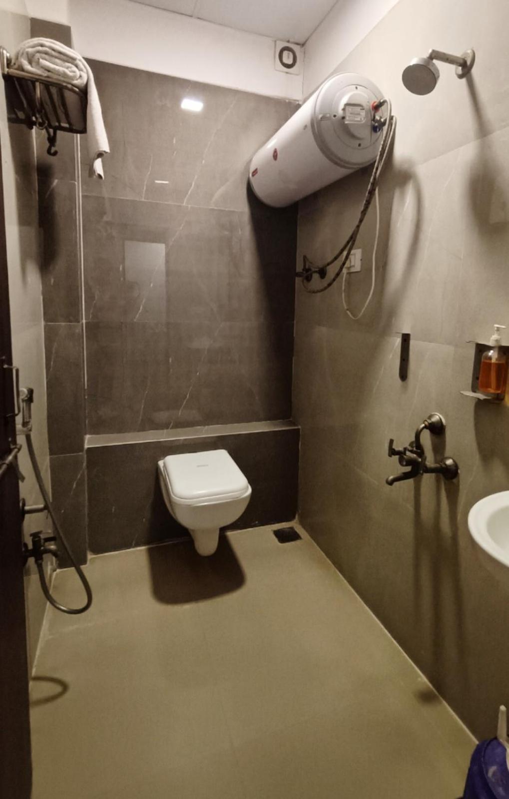 Hotel Gokul Solitaire, Surat Bhatha Extérieur photo