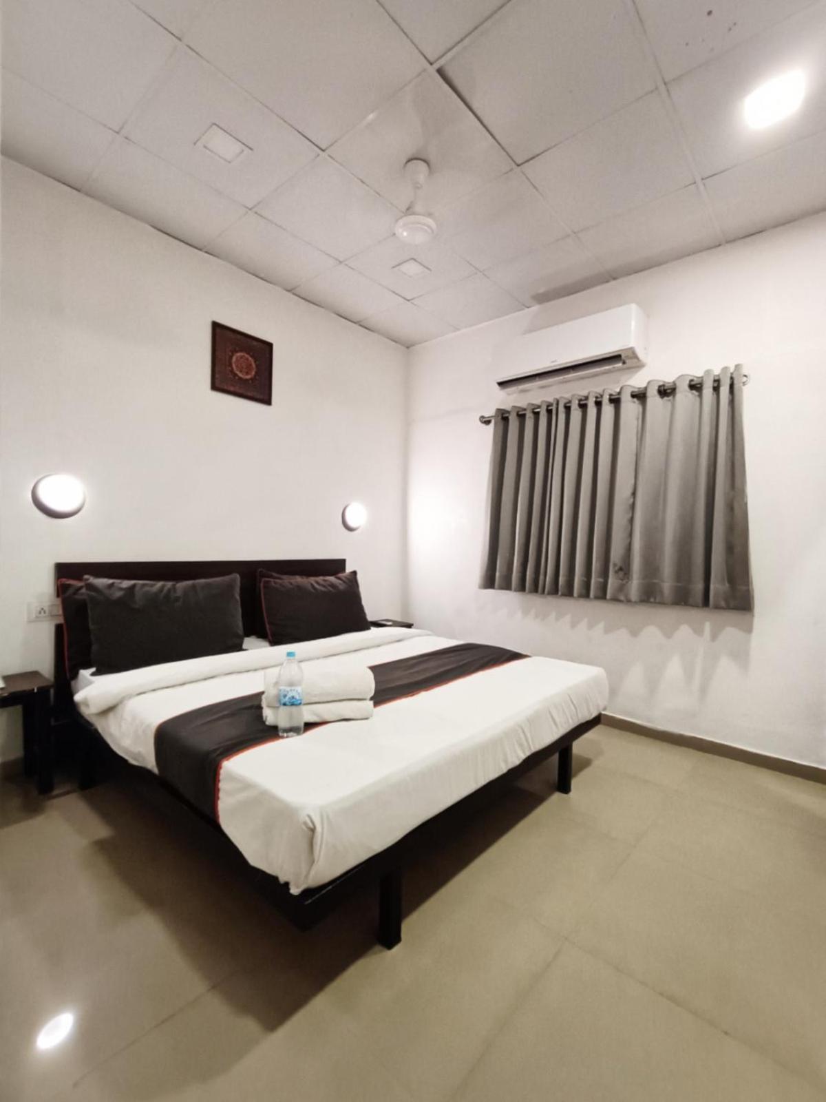 Hotel Gokul Solitaire, Surat Bhatha Extérieur photo