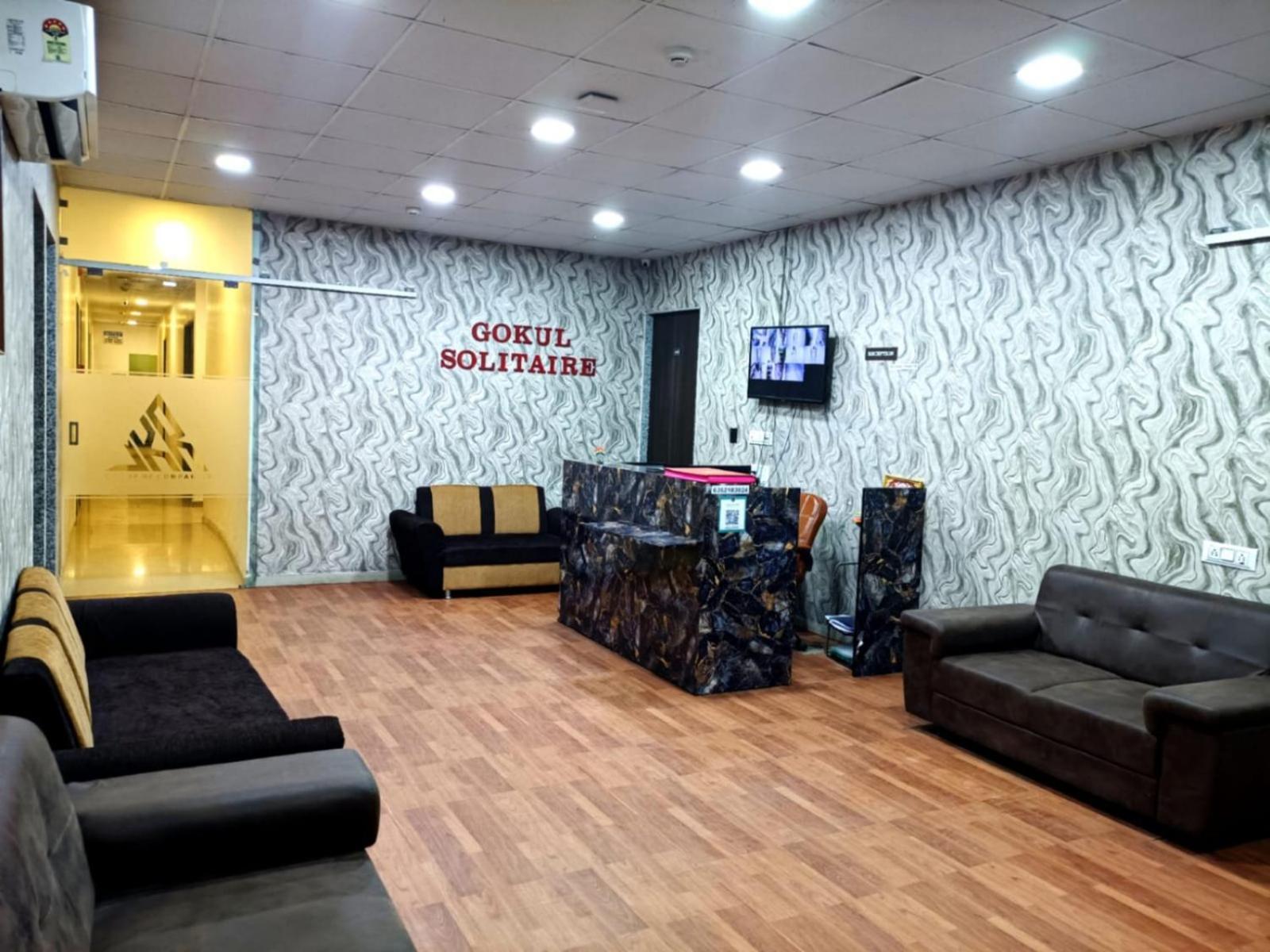 Hotel Gokul Solitaire, Surat Bhatha Extérieur photo