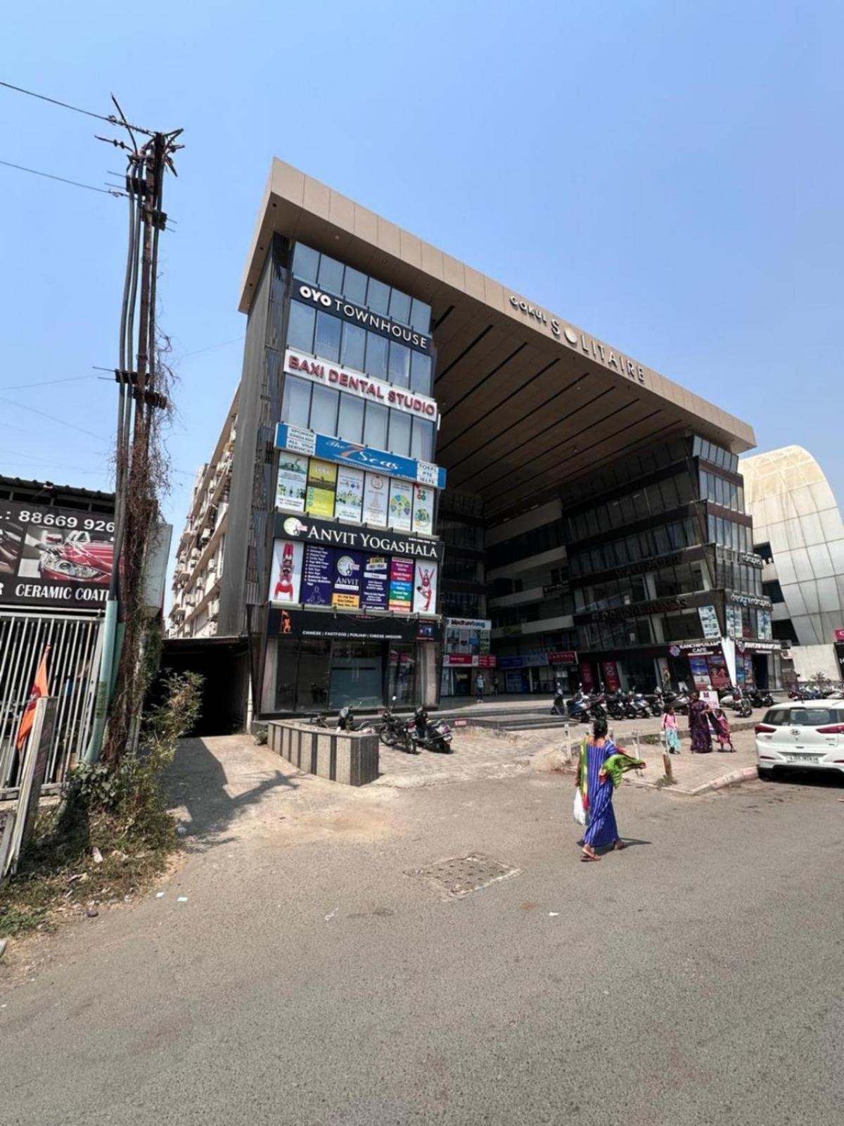 Hotel Gokul Solitaire, Surat Bhatha Extérieur photo