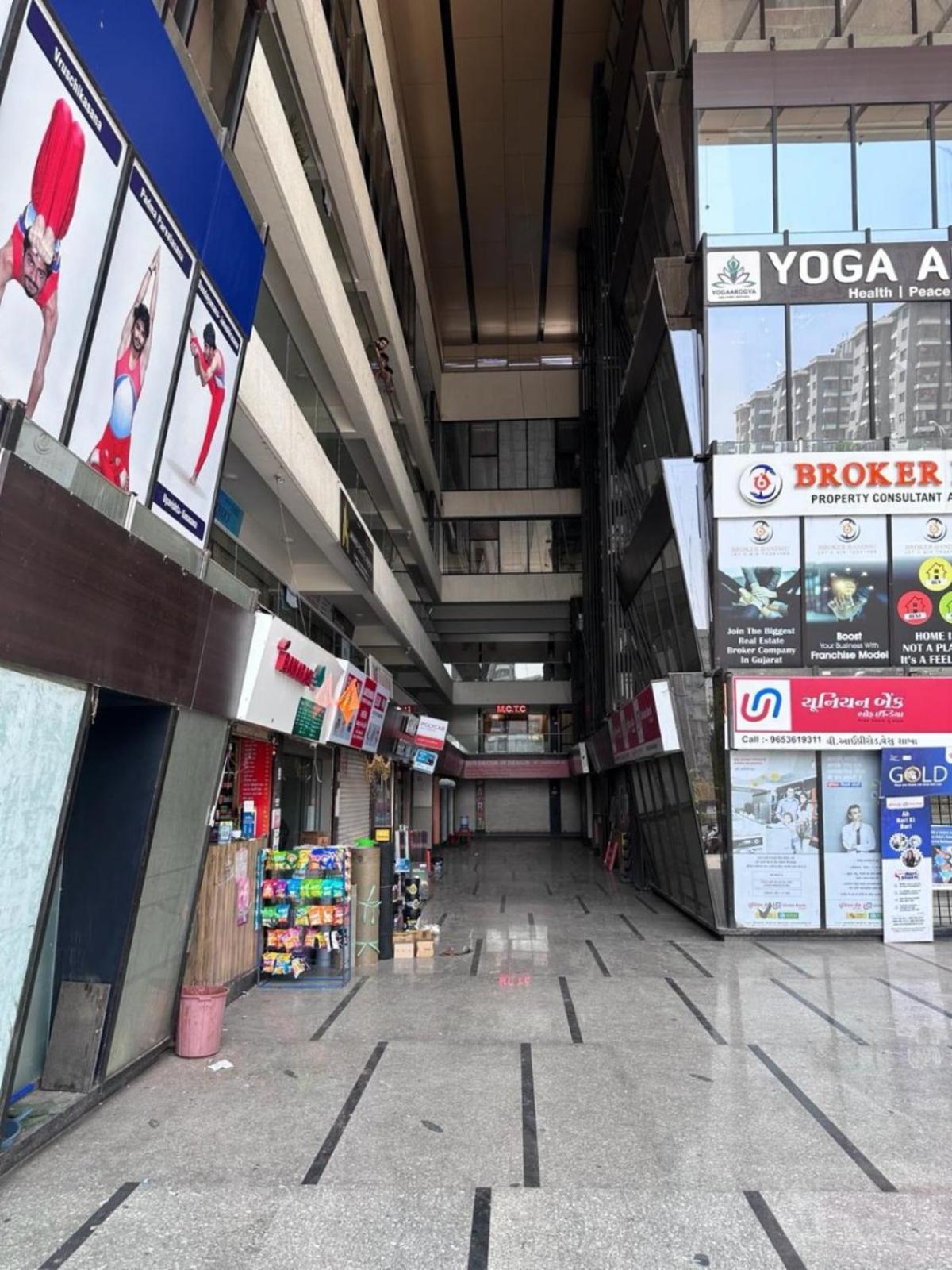 Hotel Gokul Solitaire, Surat Bhatha Extérieur photo