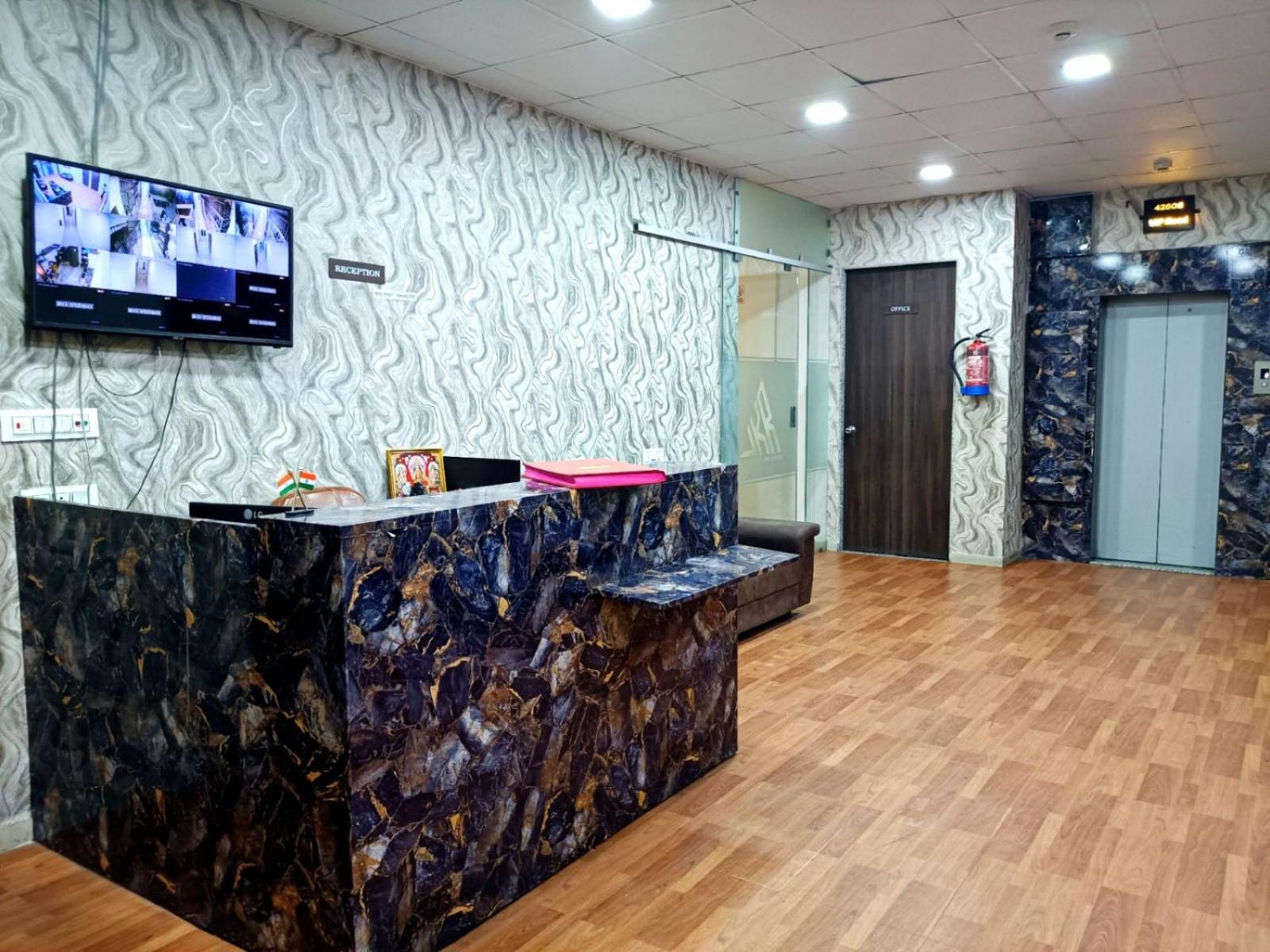 Hotel Gokul Solitaire, Surat Bhatha Extérieur photo