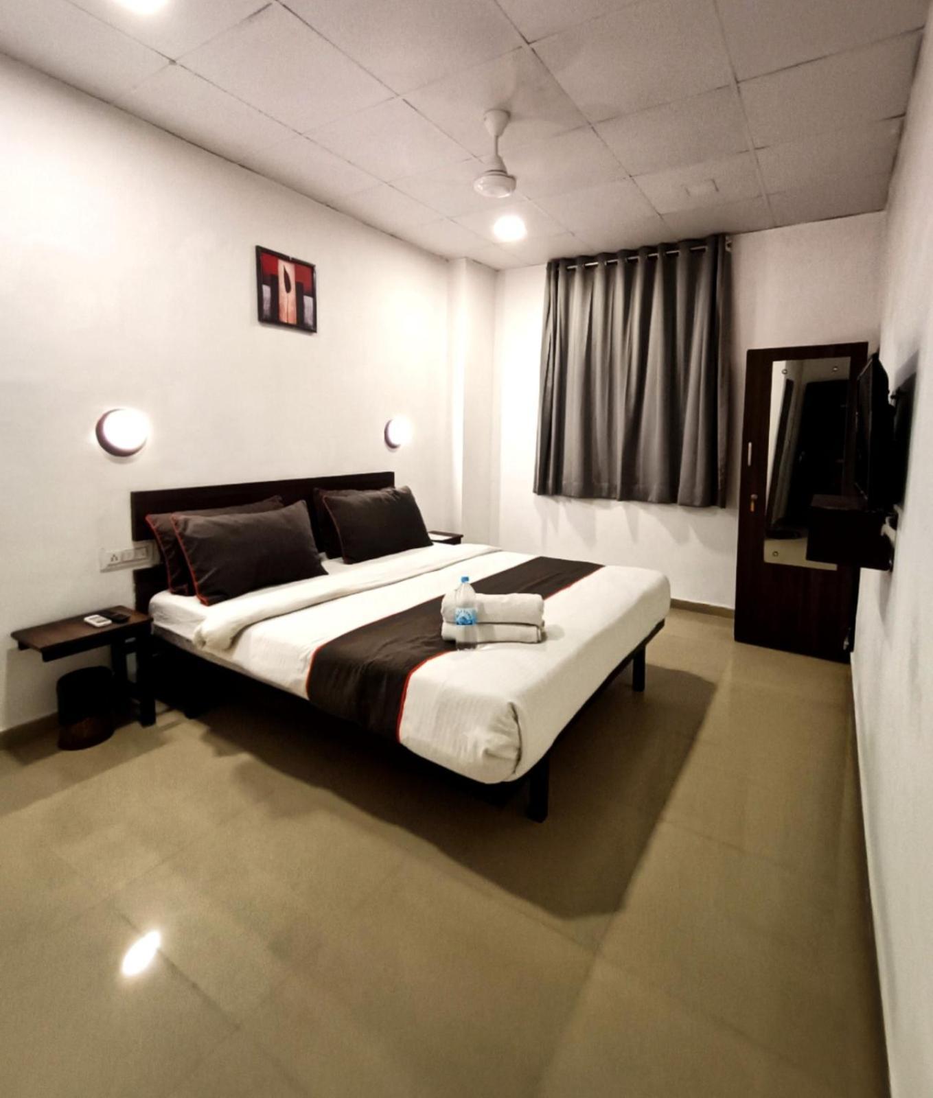 Hotel Gokul Solitaire, Surat Bhatha Extérieur photo