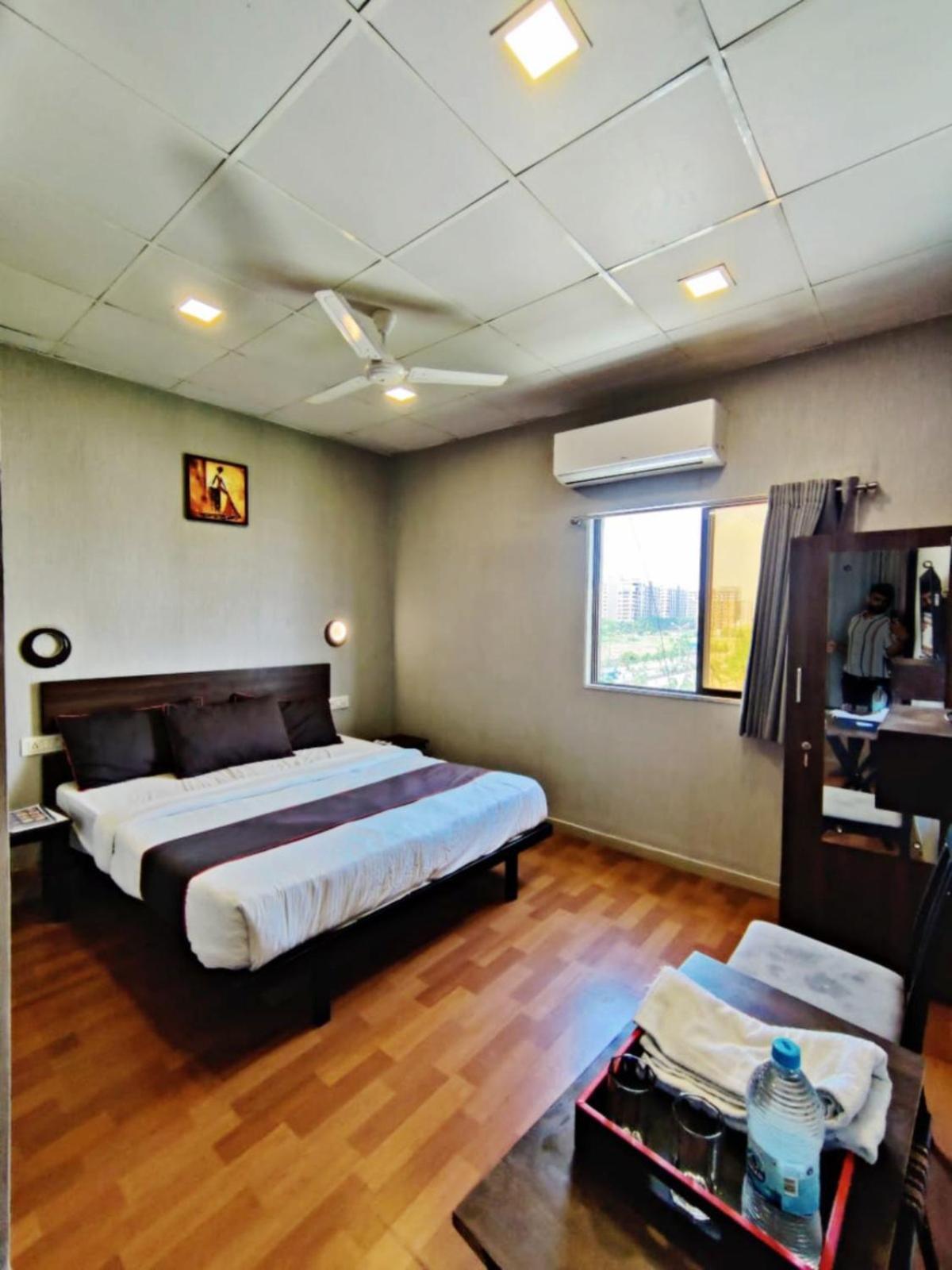 Hotel Gokul Solitaire, Surat Bhatha Extérieur photo