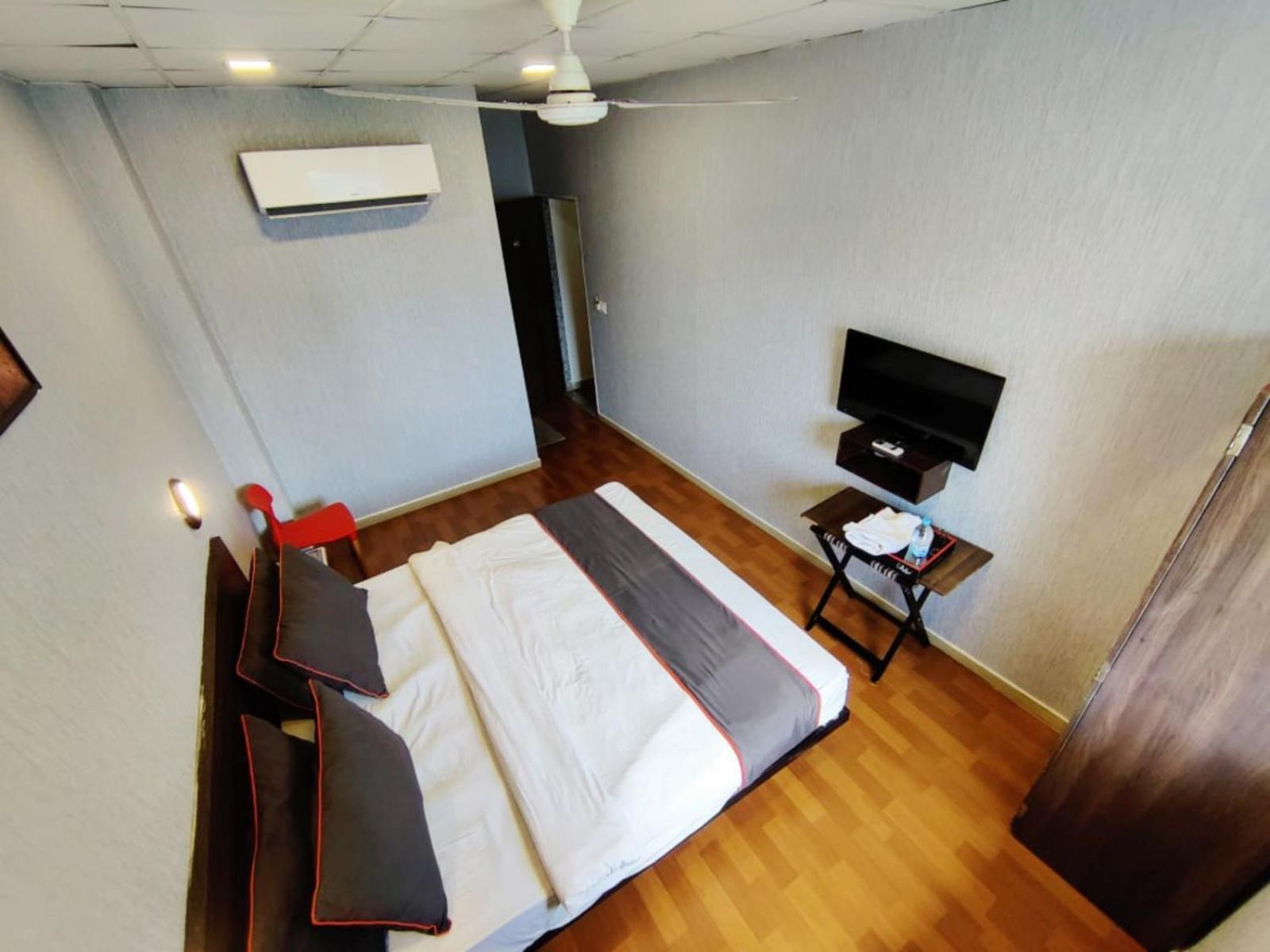 Hotel Gokul Solitaire, Surat Bhatha Extérieur photo