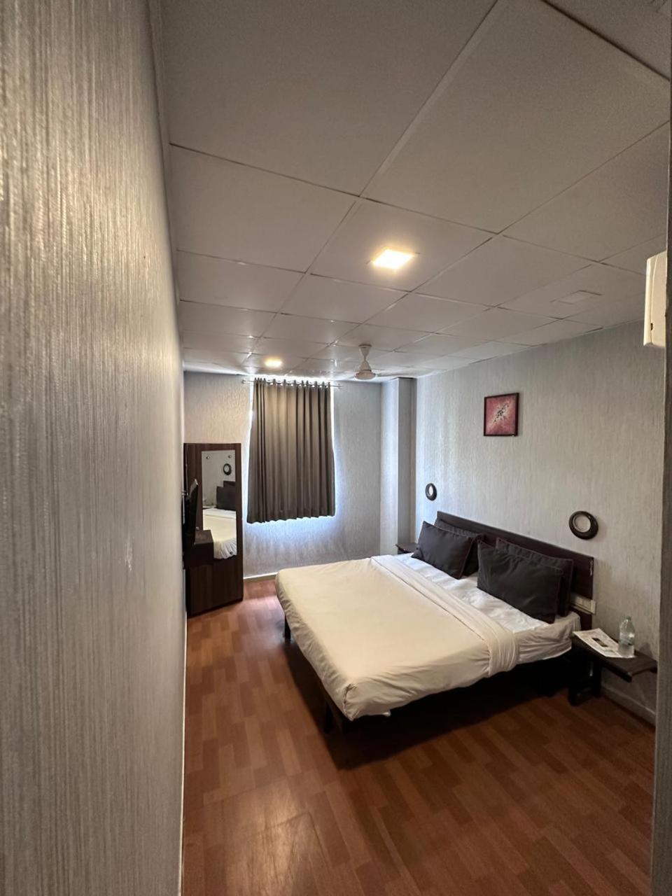 Hotel Gokul Solitaire, Surat Bhatha Extérieur photo