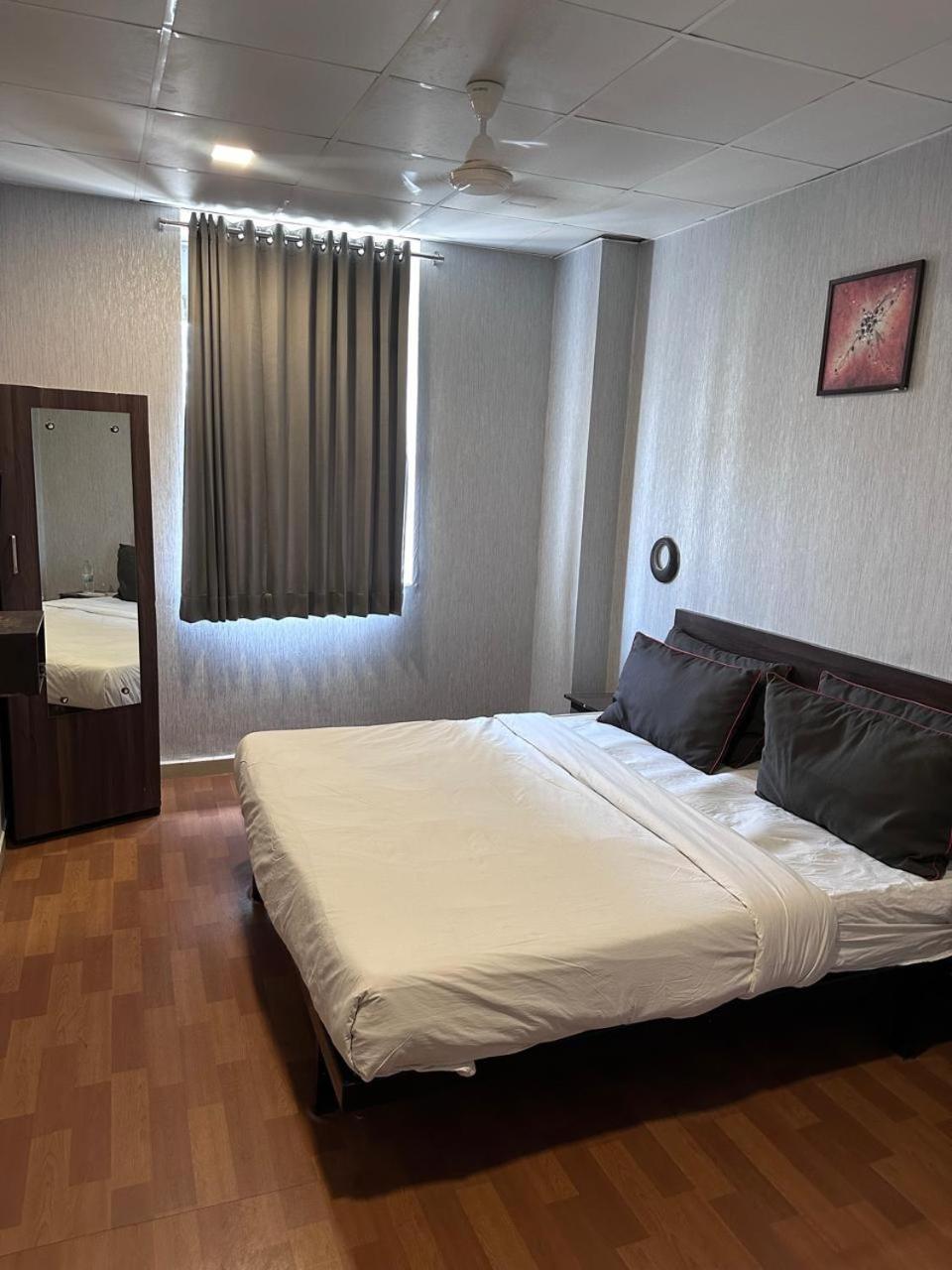 Hotel Gokul Solitaire, Surat Bhatha Extérieur photo