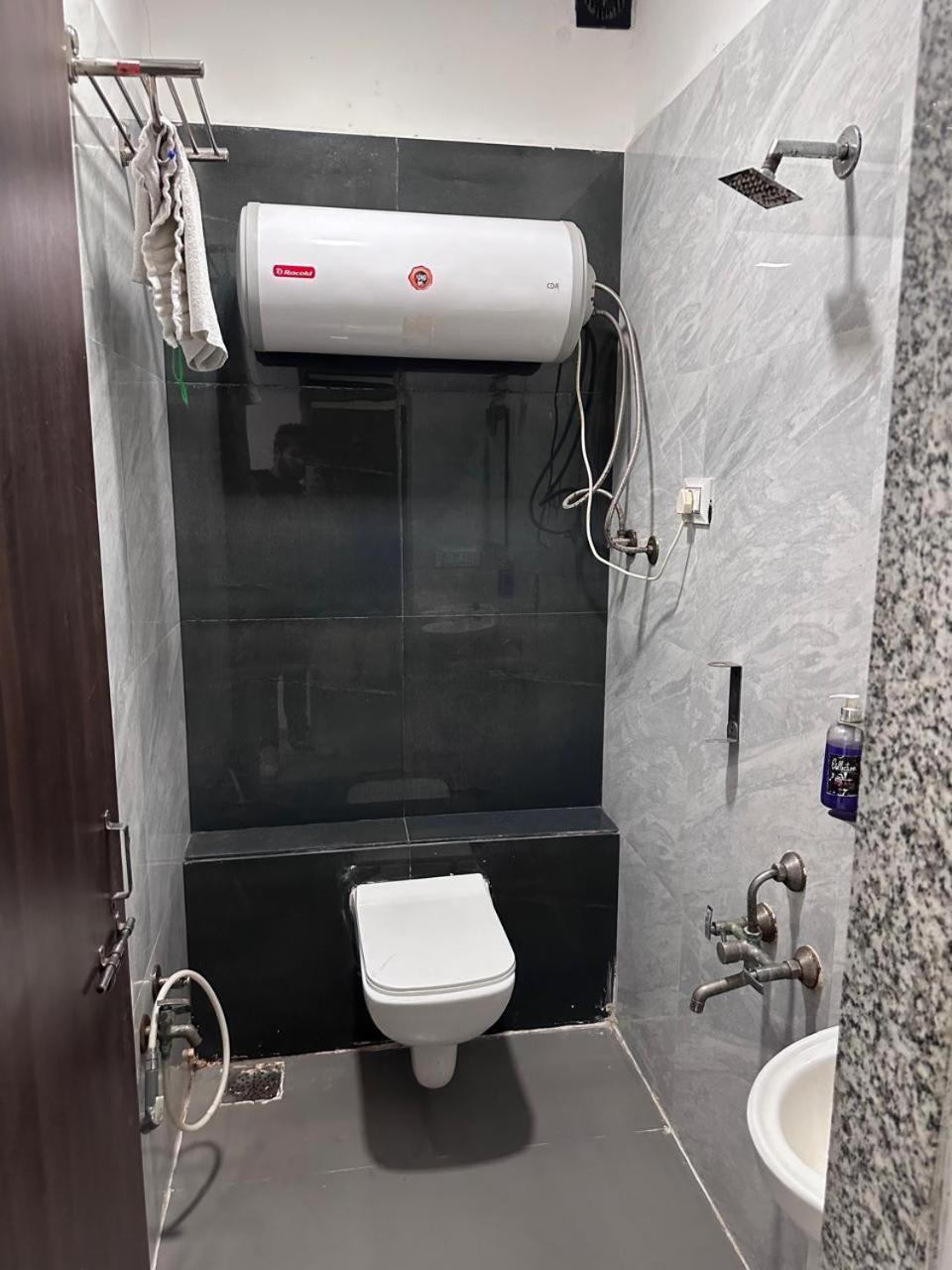 Hotel Gokul Solitaire, Surat Bhatha Extérieur photo