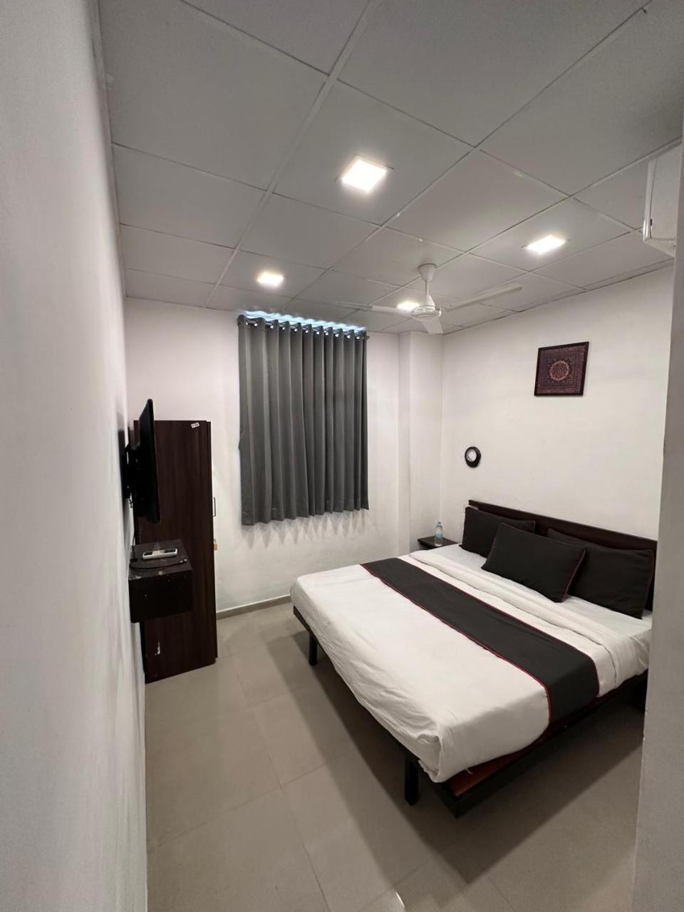 Hotel Gokul Solitaire, Surat Bhatha Extérieur photo