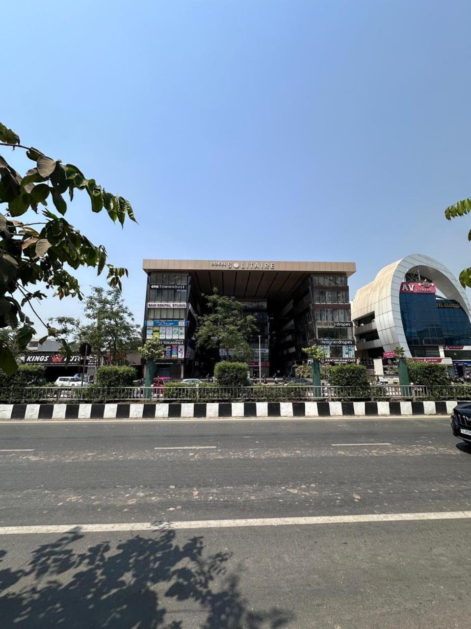 Hotel Gokul Solitaire, Surat Bhatha Extérieur photo